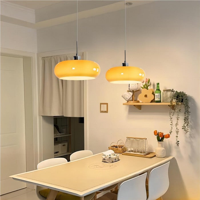 RetroLume - Vintage Bauhaus Pendelleuchte mit modelliertem Glasschirm für moderne Innenräume