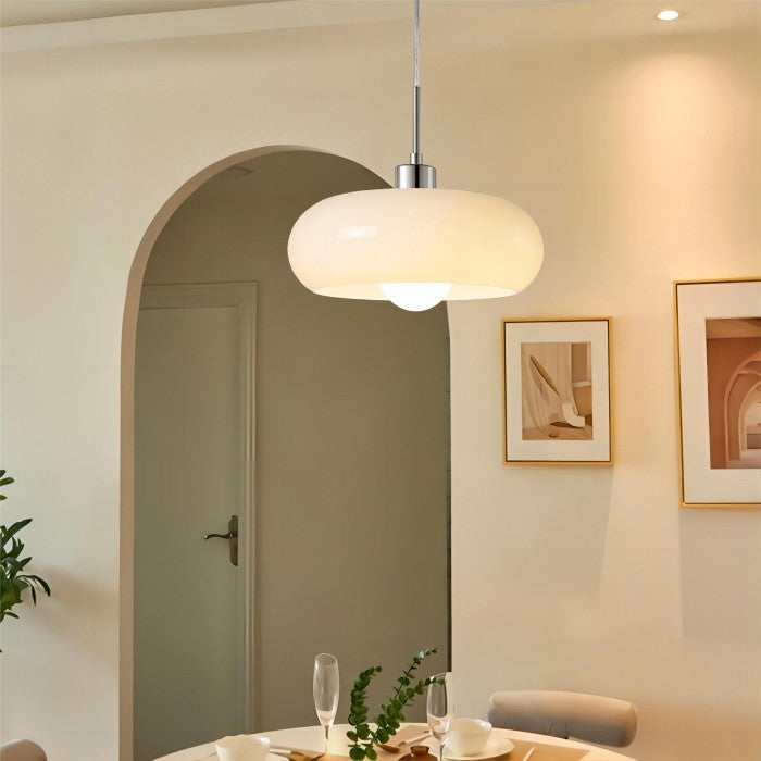 RetroLume - Vintage Bauhaus Pendelleuchte mit modelliertem Glasschirm für moderne Innenräume