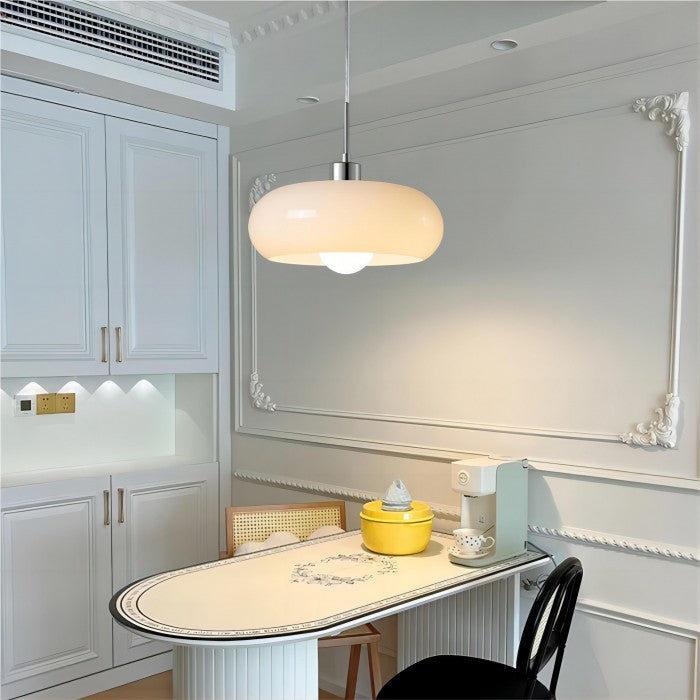 RetroLume - Vintage Bauhaus Pendelleuchte mit modelliertem Glasschirm für moderne Innenräume
