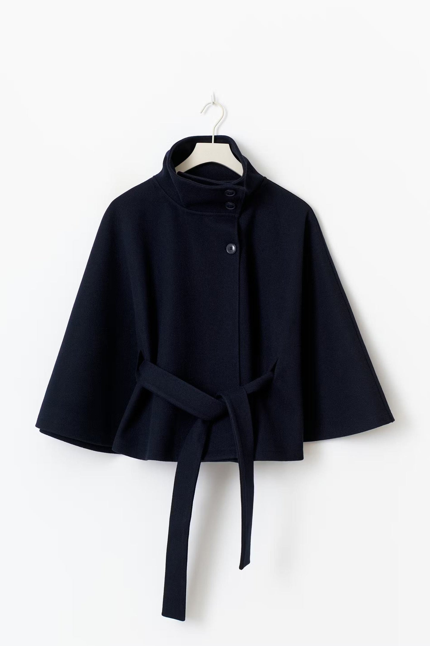 Luxeraum.de Damen Cape Jacke – elegant, hochwertig und modern
