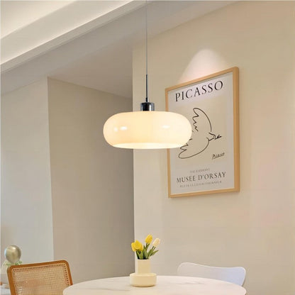 RetroLume - Vintage Bauhaus Pendelleuchte mit modelliertem Glasschirm für moderne Innenräume