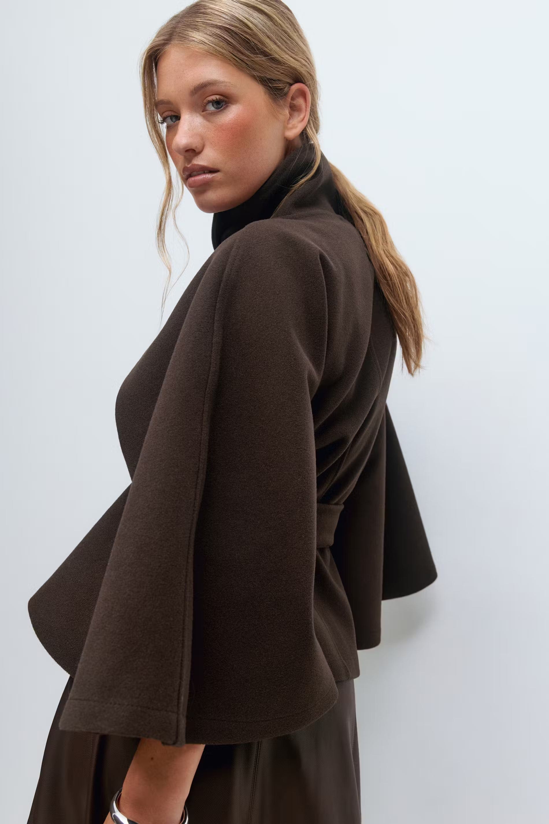 Luxeraum.de Damen Cape Jacke – elegant, hochwertig und modern