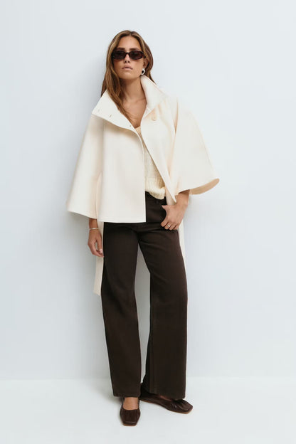 Luxeraum.de Damen Cape Jacke – elegant, hochwertig und modern