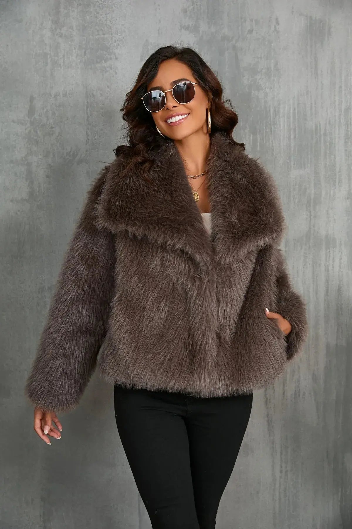 Luxeraum.de Kunstpelzjacke Damen Kunstfelljacke – Luxuriös, warm und zeitlos elegant