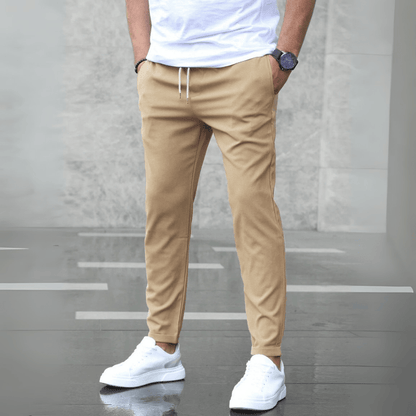 Luxeraum.de Trousers Khaki / S Hose – elastischer Materialmix – schmal zulaufender Schnitt & Kordelbund – Herren