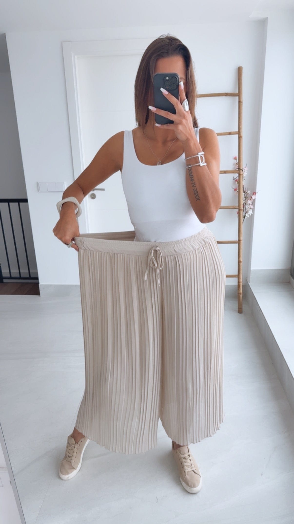 Luxeraum.de Trousers Plisseehose Beige – Materialmix mit Viskose-Innenshorts – elastischer Bund & fließender Fall – Damen