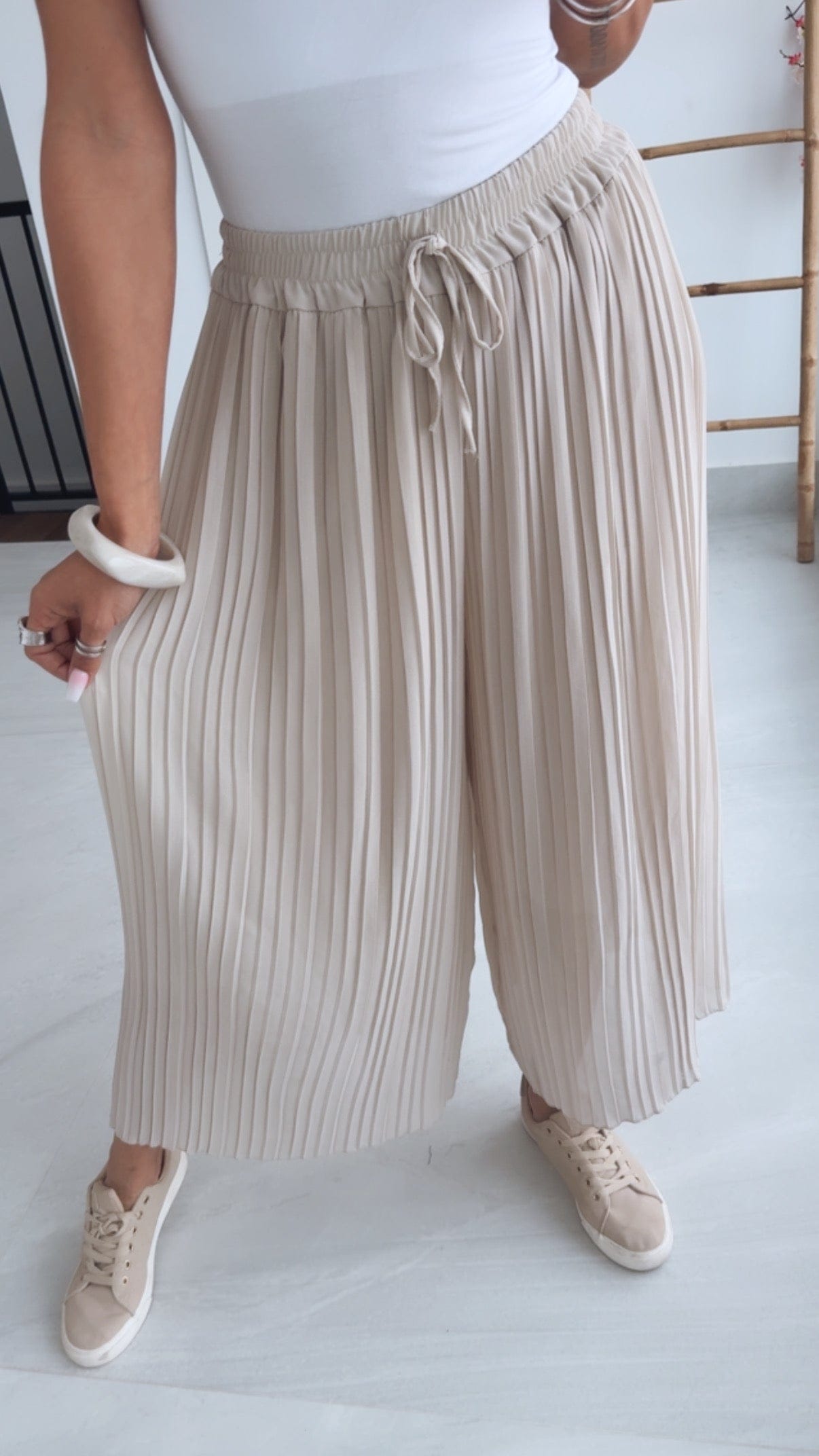 Luxeraum.de Trousers Plisseehose Beige – Materialmix mit Viskose-Innenshorts – elastischer Bund & fließender Fall – Damen
