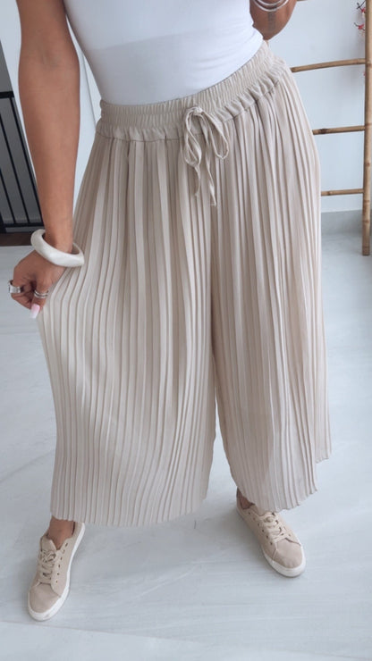 Luxeraum.de Trousers Plisseehose Beige – Materialmix mit Viskose-Innenshorts – elastischer Bund & fließender Fall – Damen