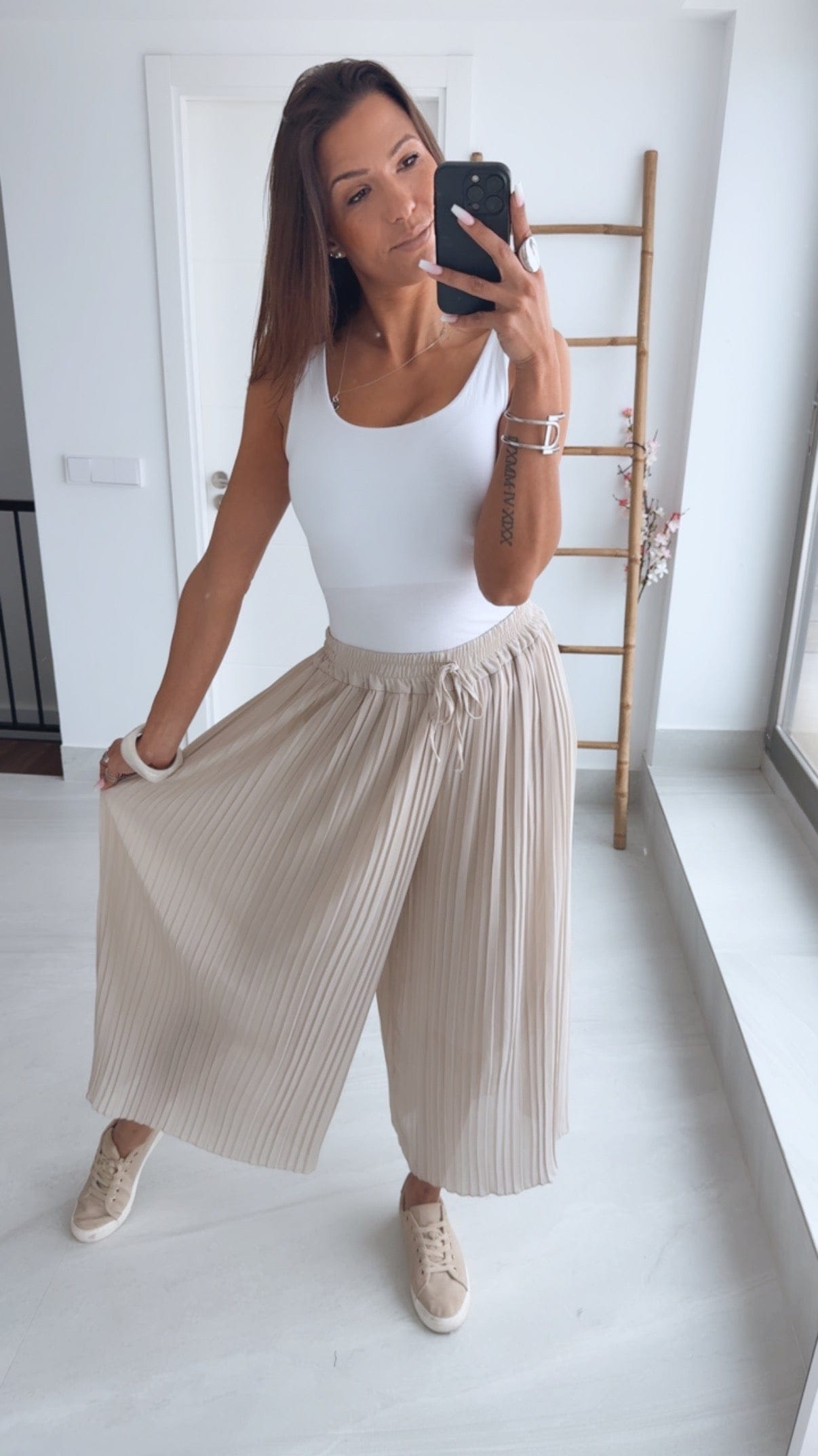 Luxeraum.de Trousers Plisseehose Beige – Materialmix mit Viskose-Innenshorts – elastischer Bund & fließender Fall – Damen