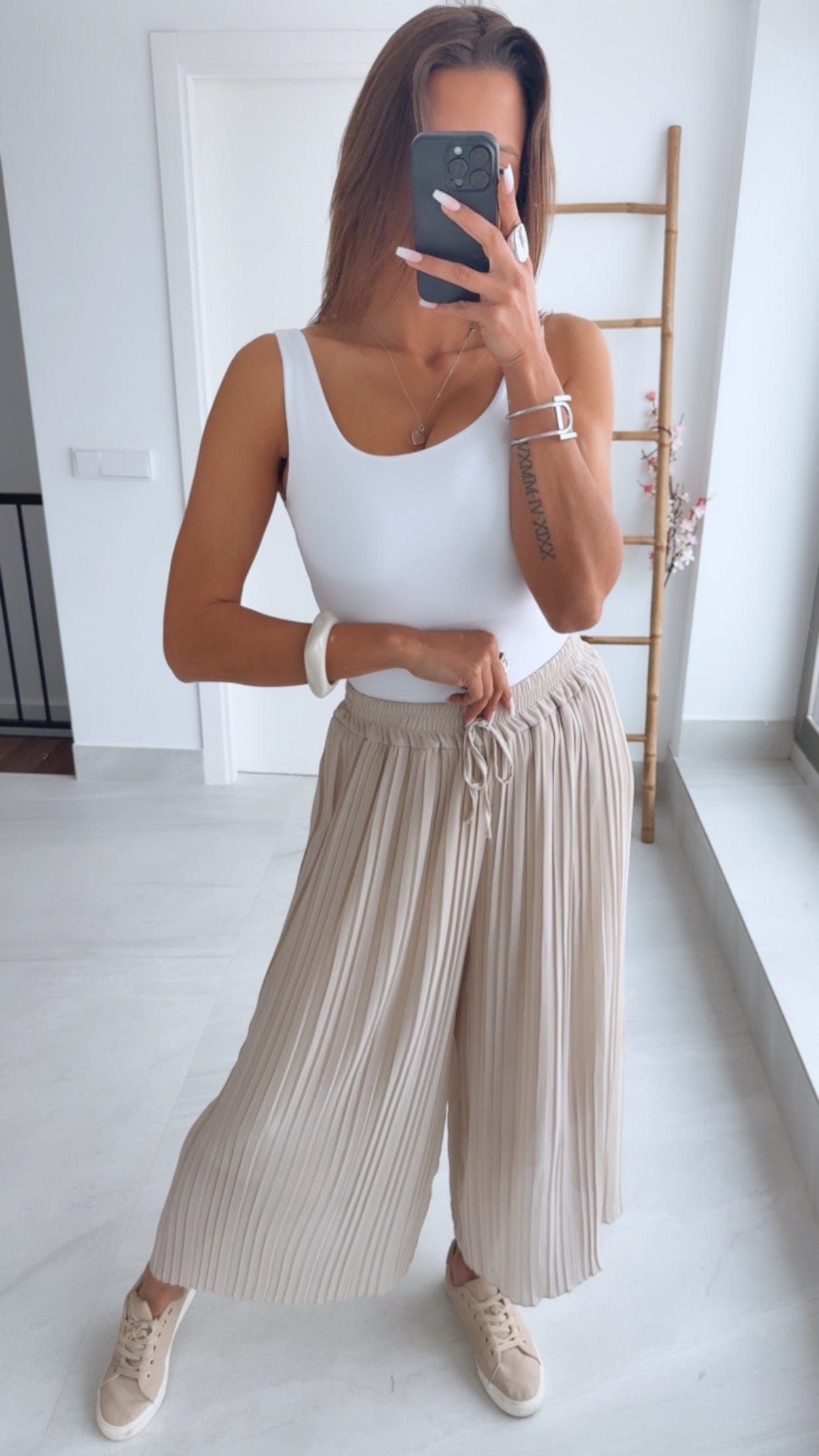 Luxeraum.de Trousers Plisseehose Beige – Materialmix mit Viskose-Innenshorts – elastischer Bund & fließender Fall – Damen