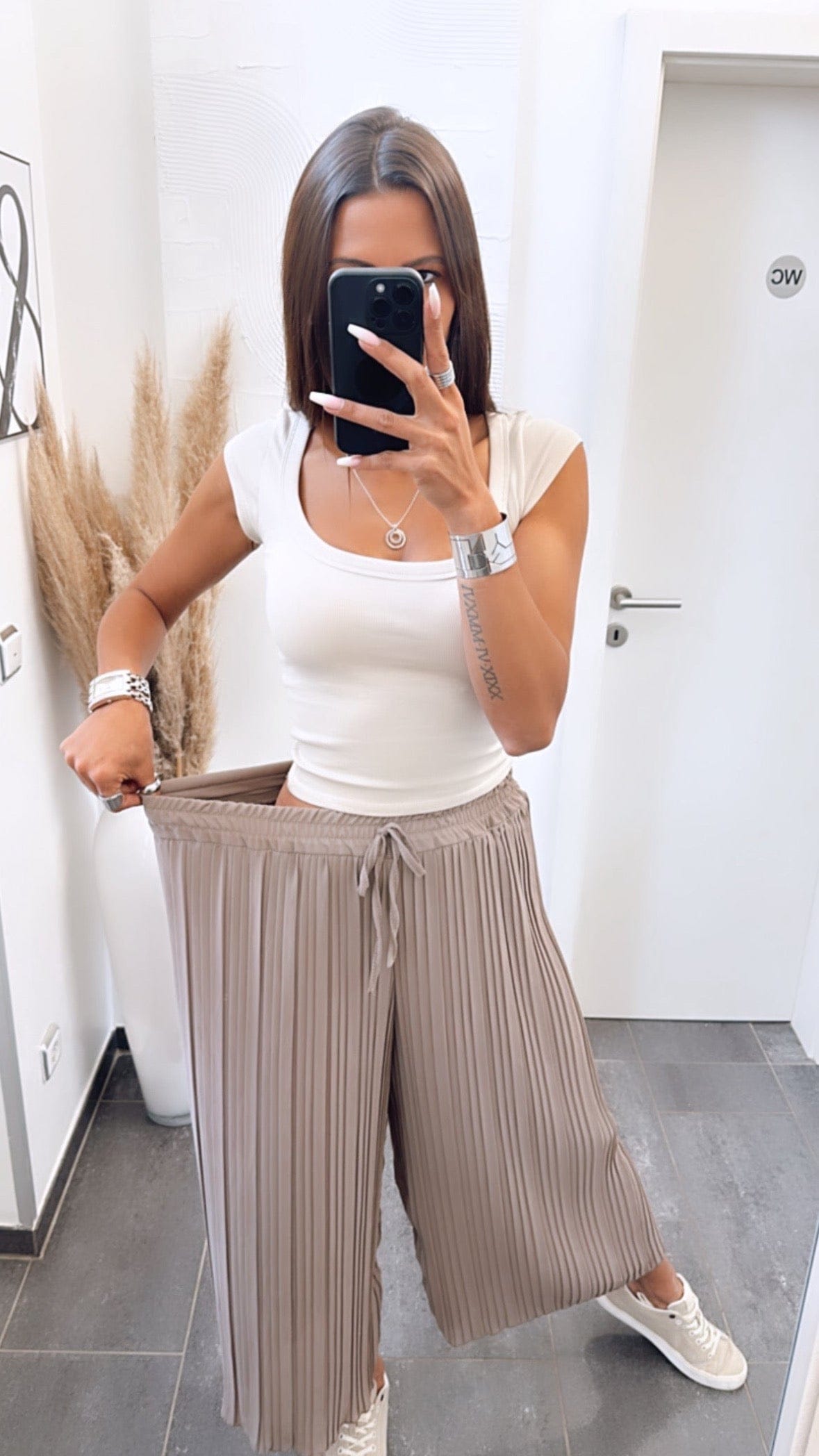 Luxeraum.de Trousers Plisseehose – Materialmix mit Viskose-Innenshorts – elastischer Bund & fließender Fall – Damen