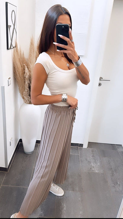 Luxeraum.de Trousers Plisseehose – Materialmix mit Viskose-Innenshorts – elastischer Bund & fließender Fall – Damen