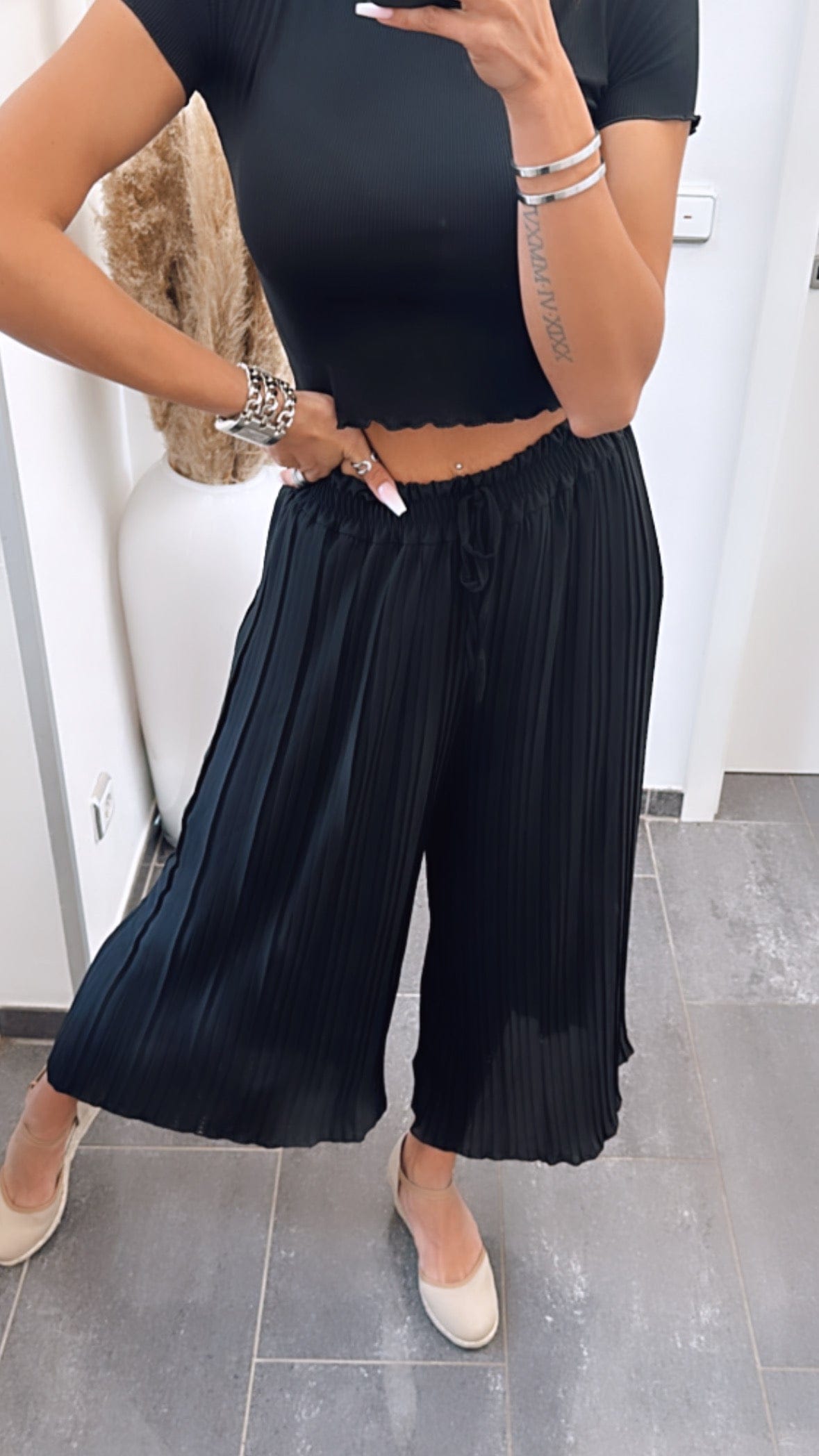 Luxeraum.de Trousers Plisseehose Schwarz – Materialmix mit Viskose-Innenshorts – elastischer Bund & fließender Fall – Damen