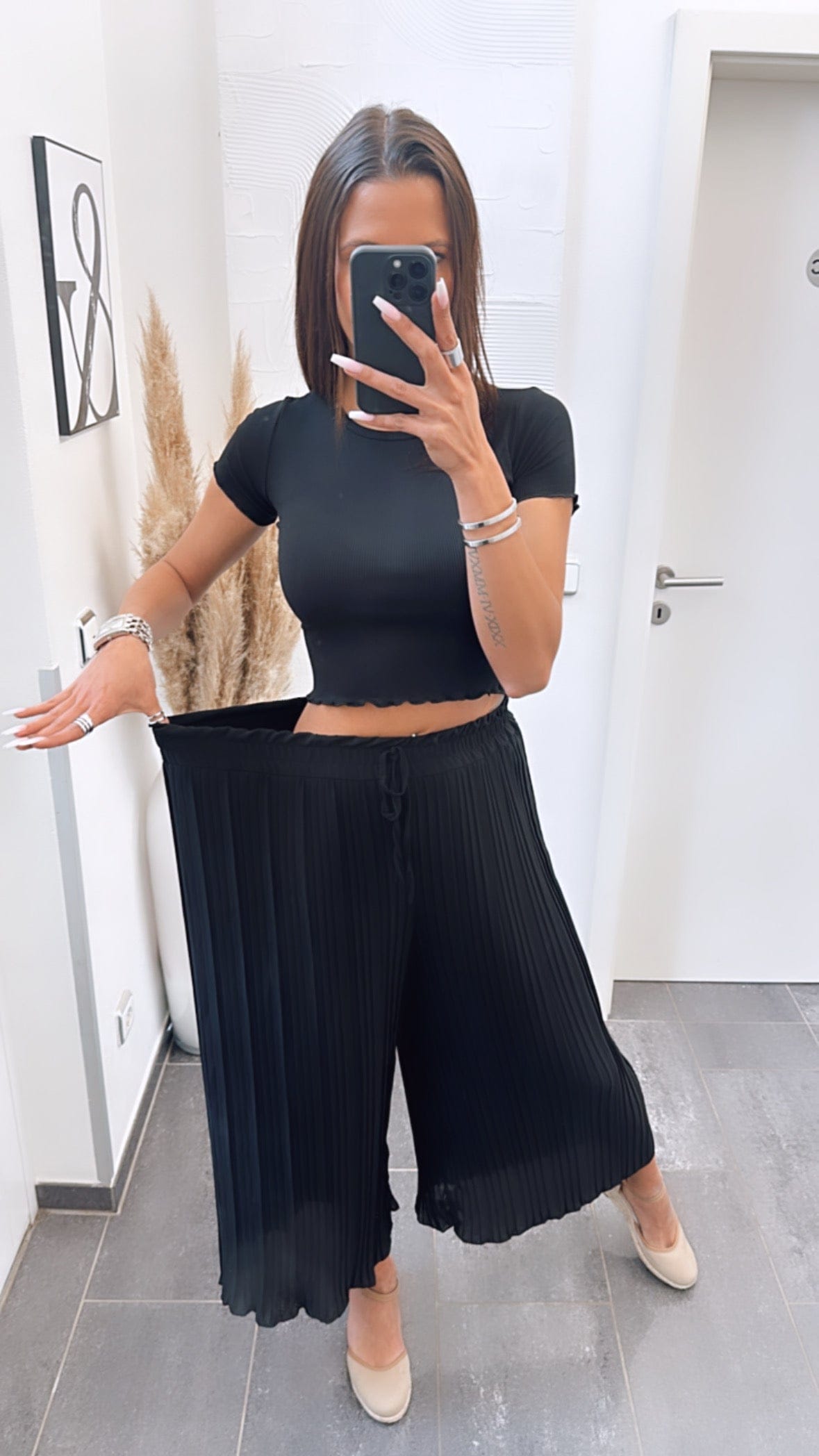 Luxeraum.de Trousers Plisseehose Schwarz – Materialmix mit Viskose-Innenshorts – elastischer Bund & fließender Fall – Damen
