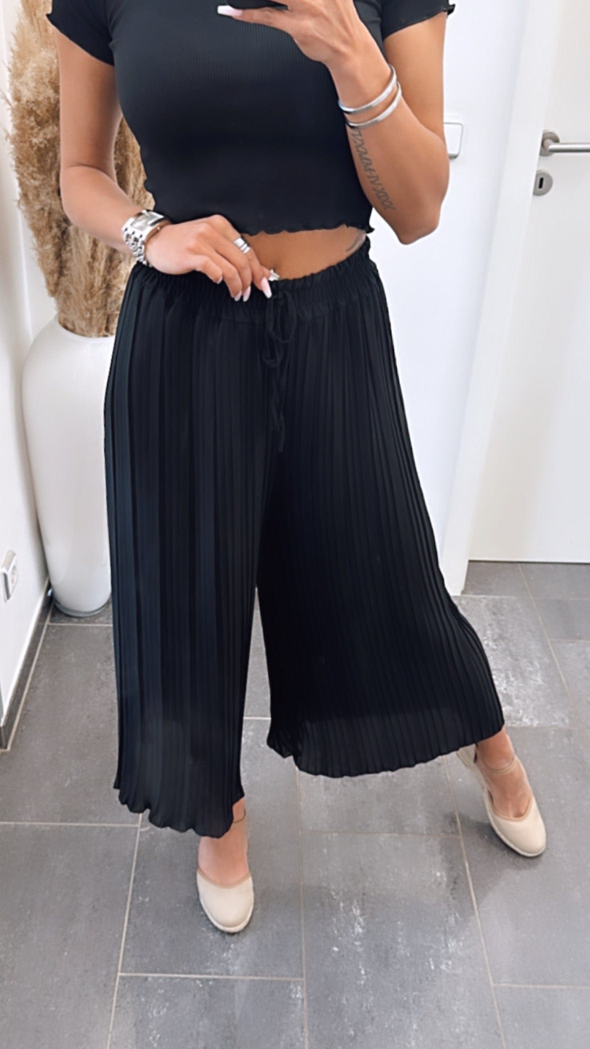 Luxeraum.de Trousers Plisseehose Schwarz – Materialmix mit Viskose-Innenshorts – elastischer Bund & fließender Fall – Damen
