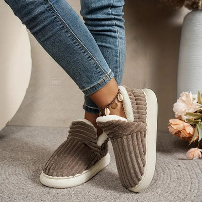 Luxeraum.de Slippers Winterhausschuhe – Wärmende Fütterung – Rutschfeste Sohle – Damen