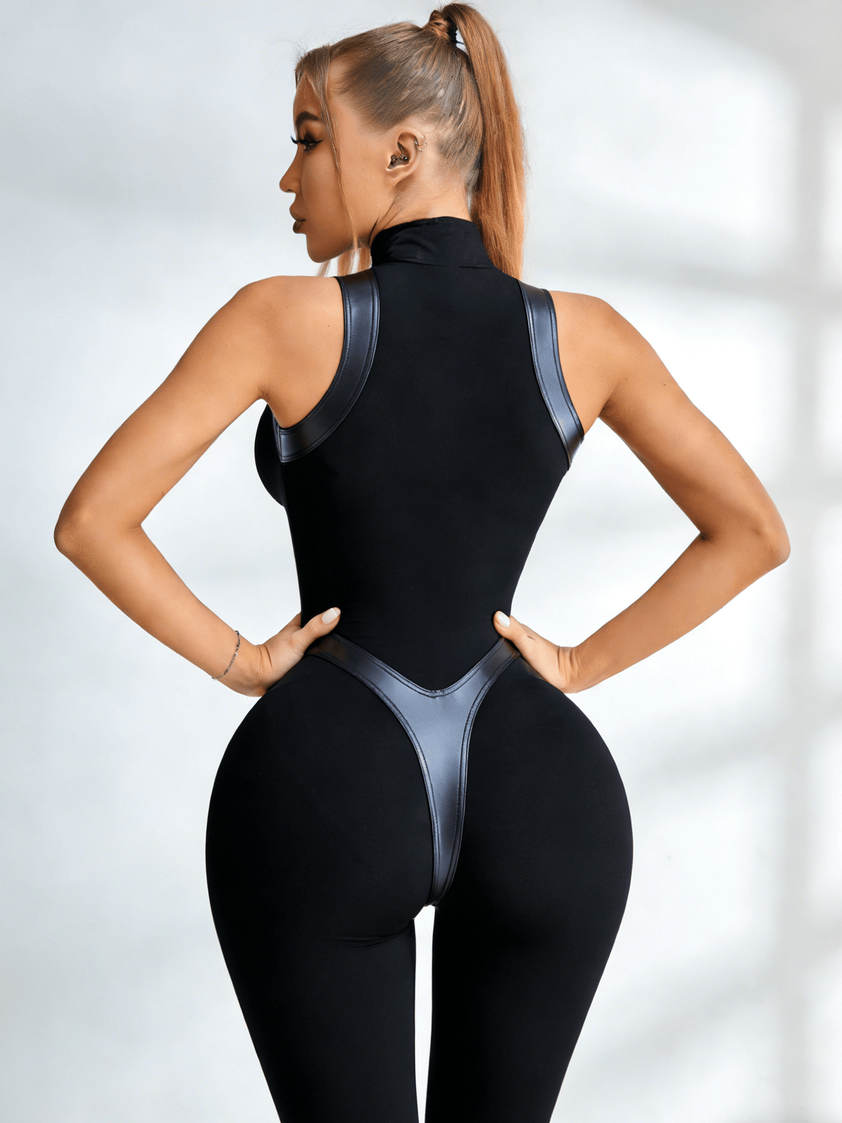 Luxeraum.de One-Pieces Damen Kunstleder Jumpsuit ZASUWA – Push Up Lederlook Catsuit mit Reißverschluss & Stehkragen