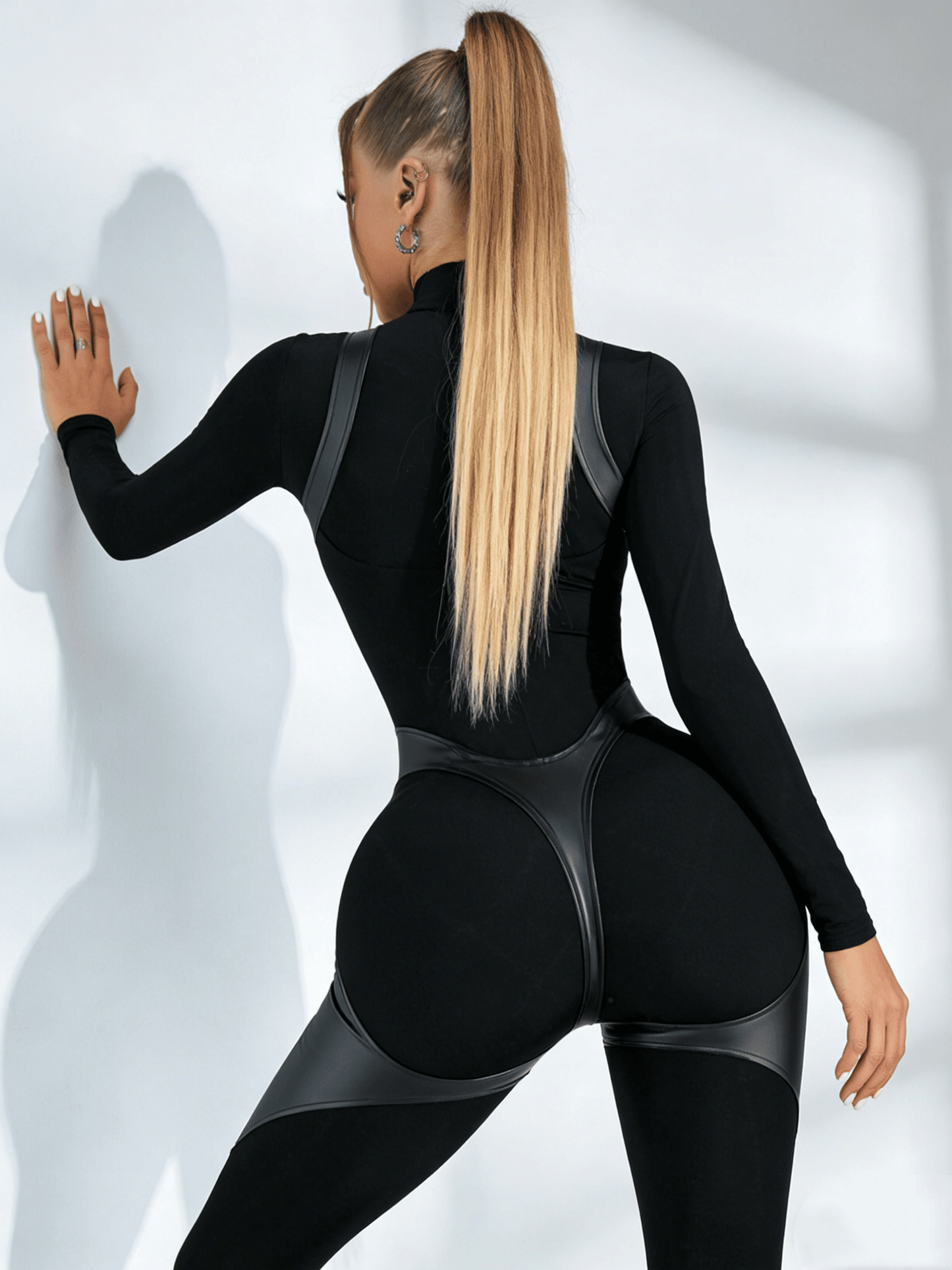 Luxeraum.de One-Pieces Damen Kunstleder Jumpsuit ZASUWA – Push Up Lederlook Catsuit mit Reißverschluss & Stehkragen