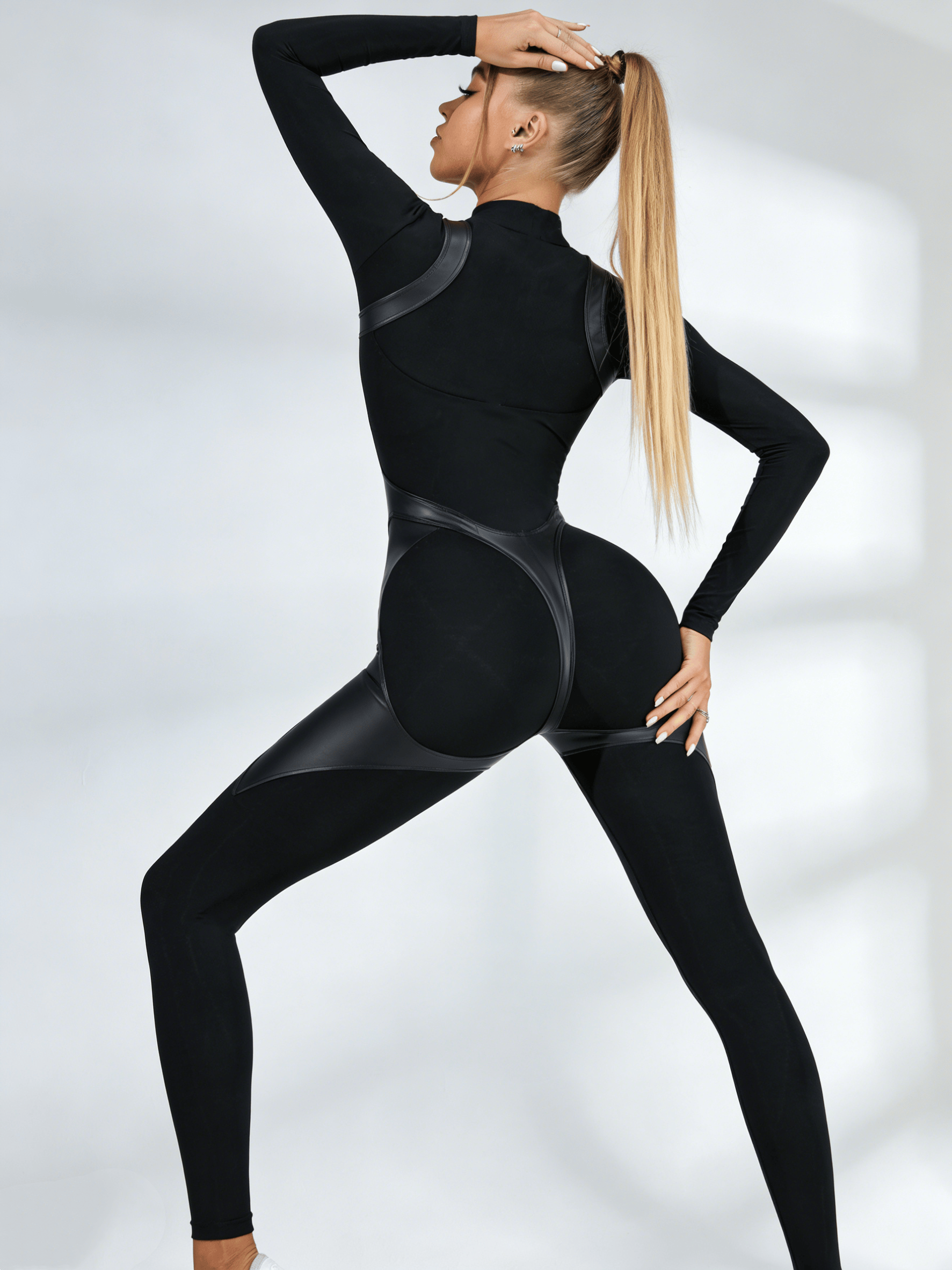 Luxeraum.de One-Pieces Damen Kunstleder Jumpsuit ZASUWA – Push Up Lederlook Catsuit mit Reißverschluss & Stehkragen